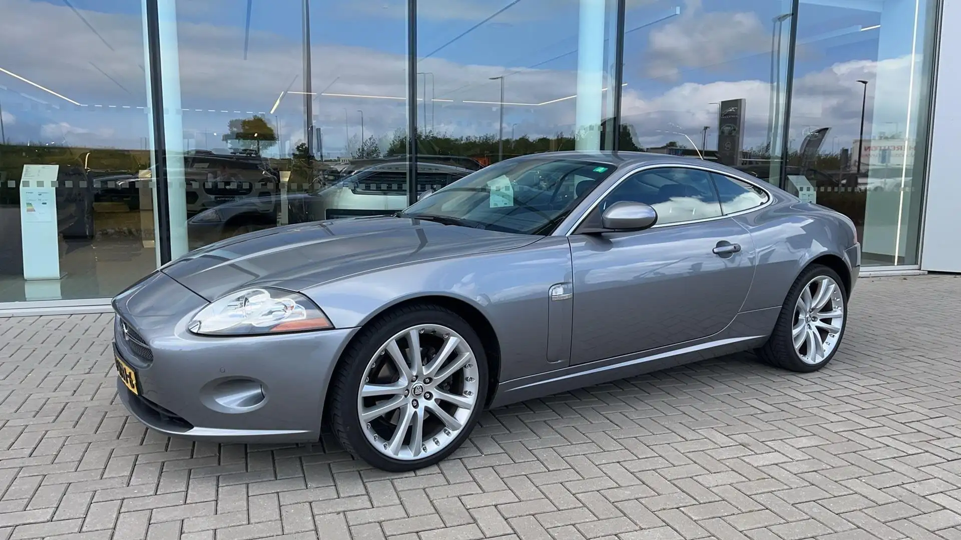 Jaguar XK 4.2 V8 Coupé | Dealer onderhouden | 12 maanden gar Grijs - 2