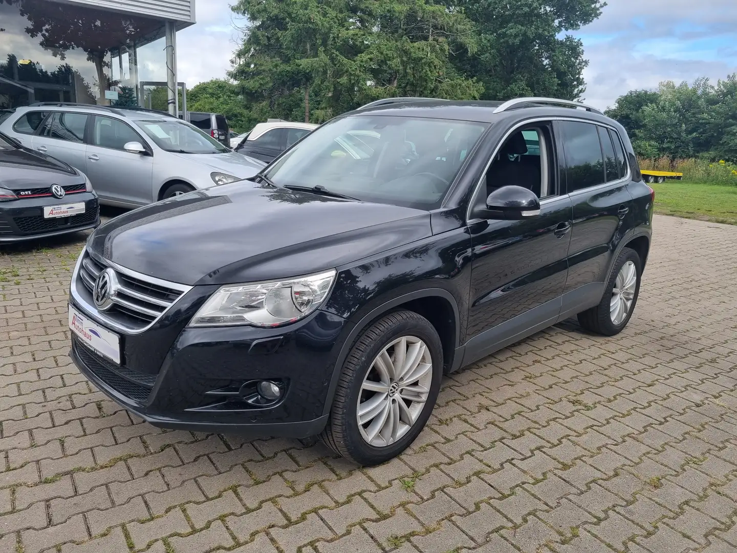 Volkswagen Tiguan 2.0 TDI DPF 4Motion Team aus 1 HD, Schwarz - 1
