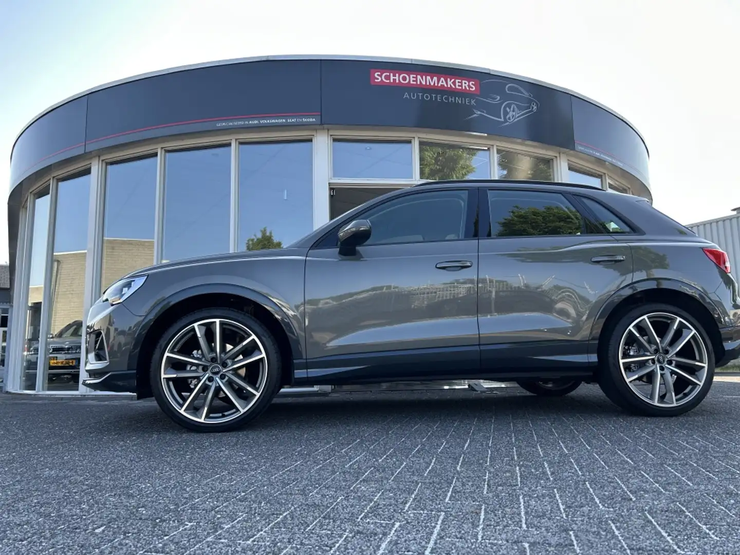 Audi Q3 35 TFSI Adv. Pro L. Grijs - 2