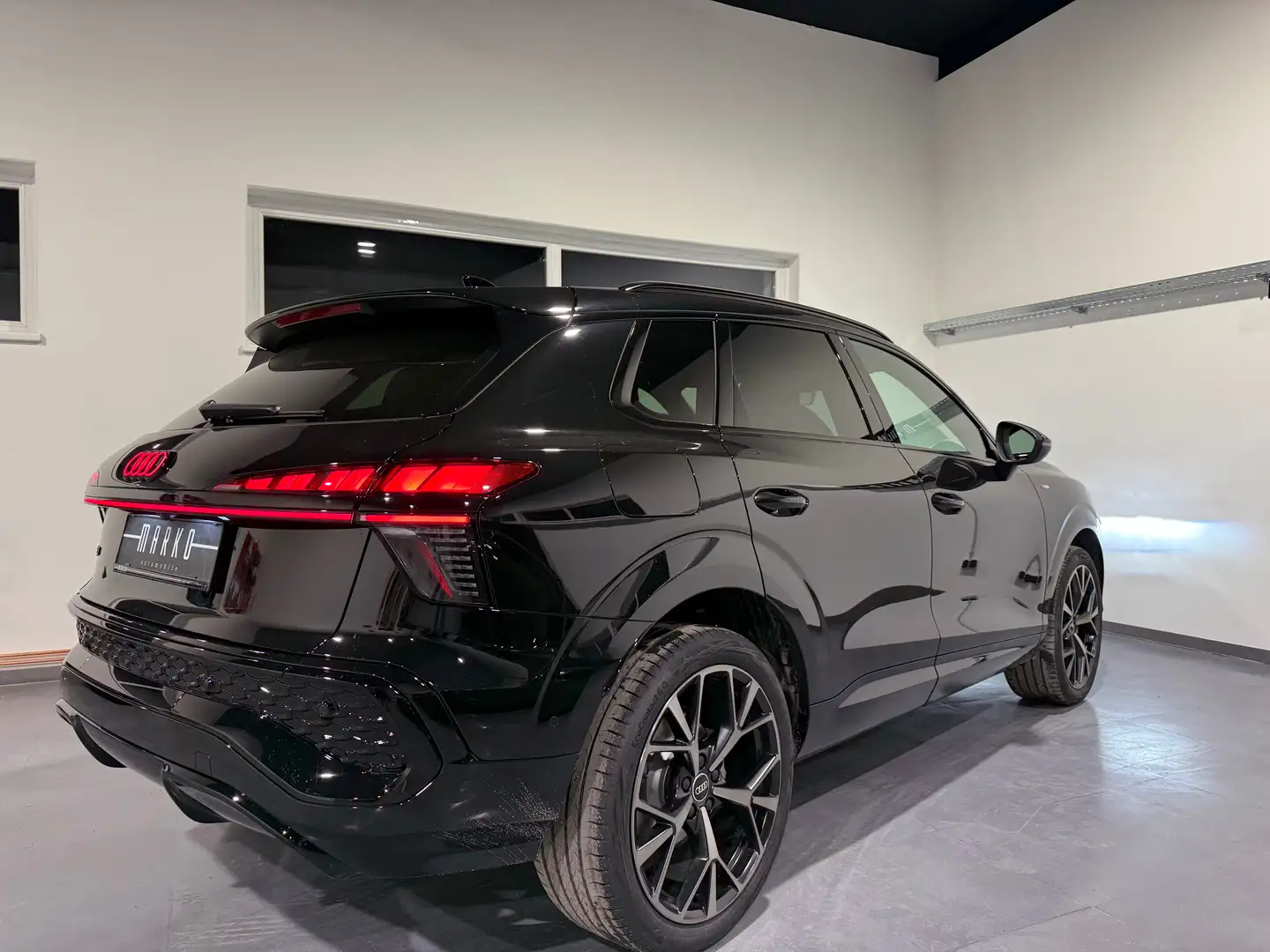 Audi Q3 2.0 TDI S-line "Ahk, Pano, uvm." netto 48k Schwarz - 2