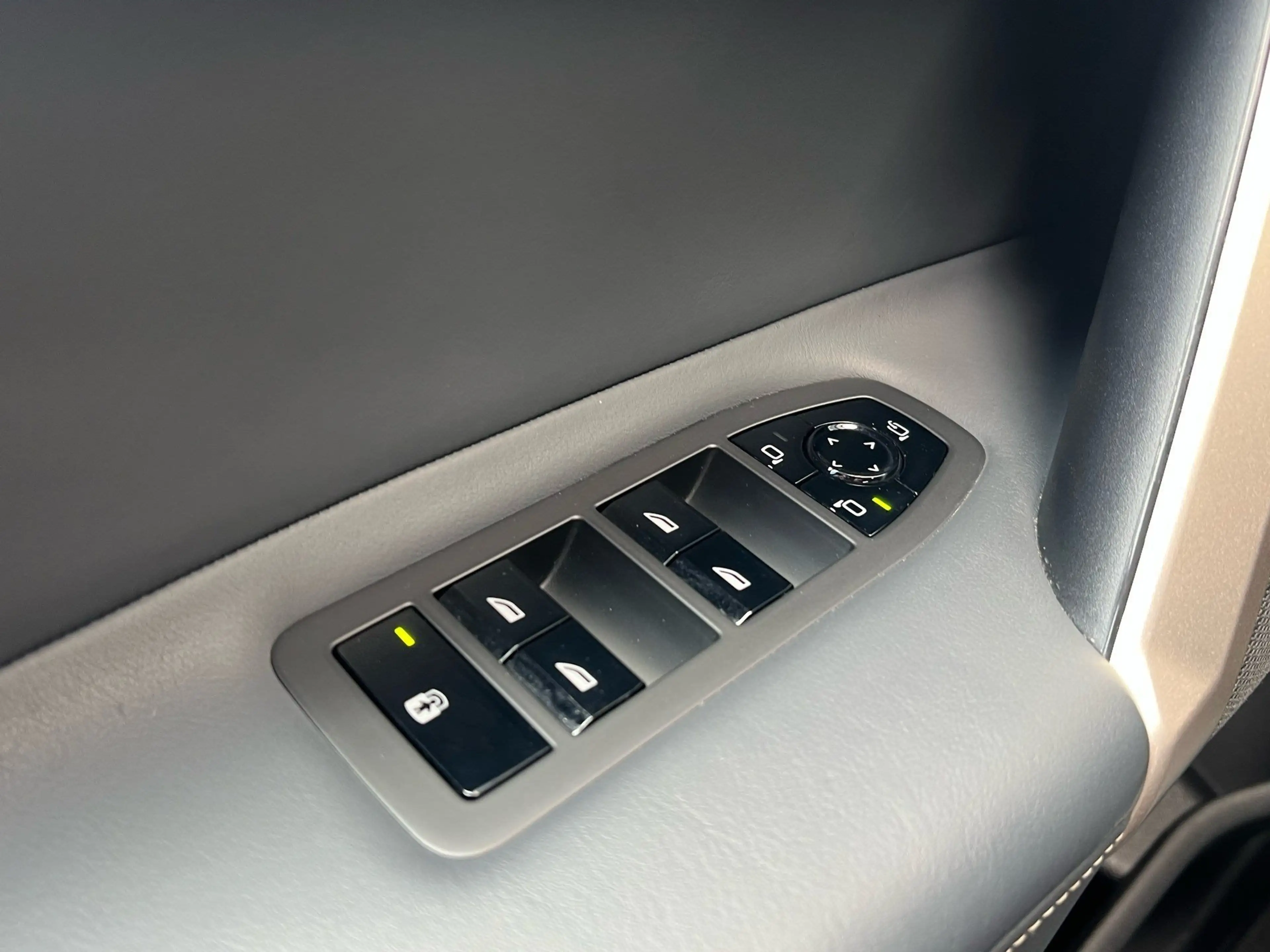 BMW iX xDrive40 M Sport Laser DA Prof PA Prof HuD HK — photo 16