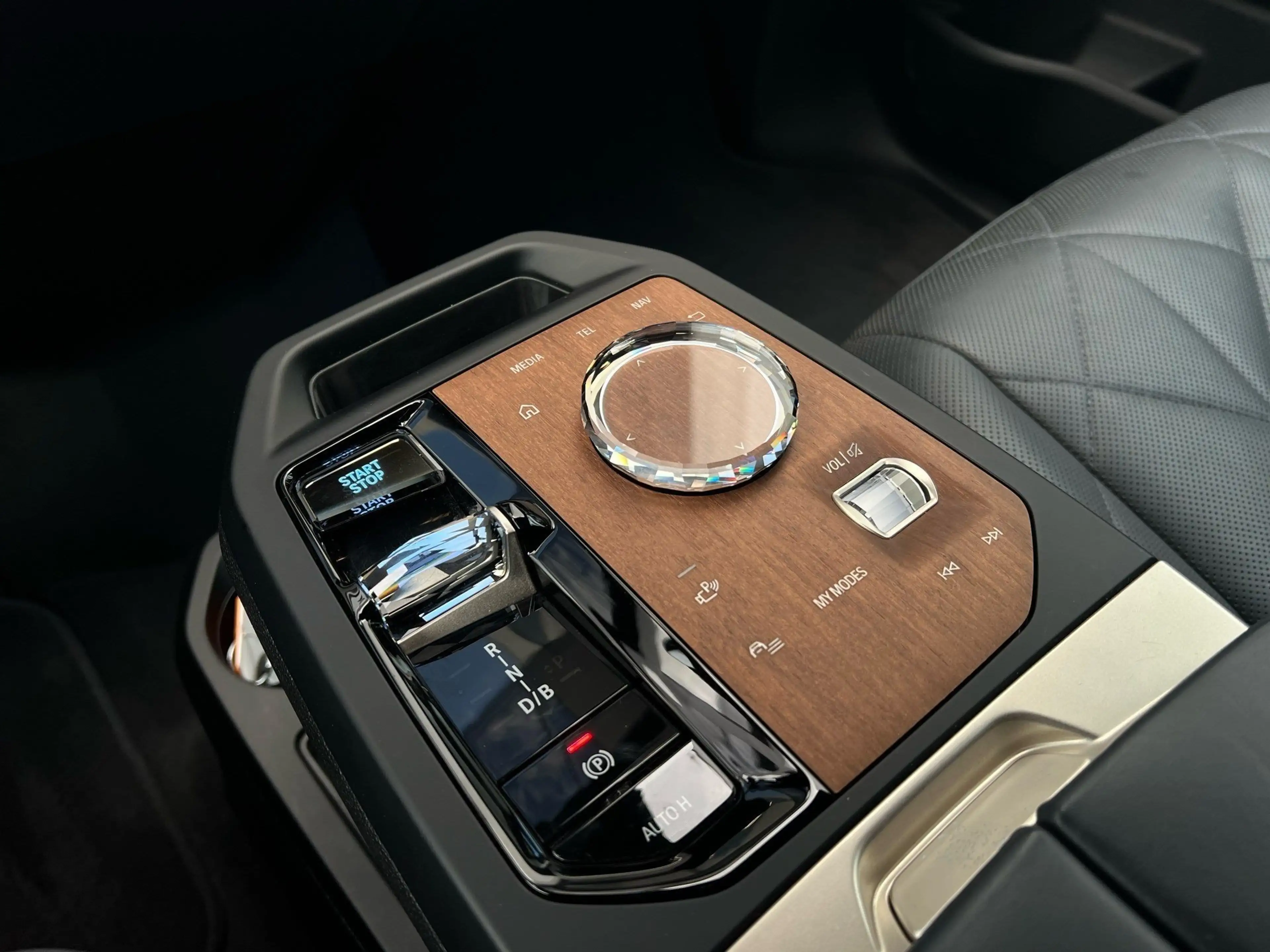 BMW iX xDrive40 M Sport Laser DA Prof PA Prof HuD HK — photo 9