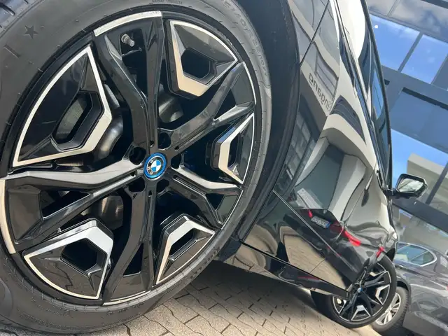 BMW Ix view 4