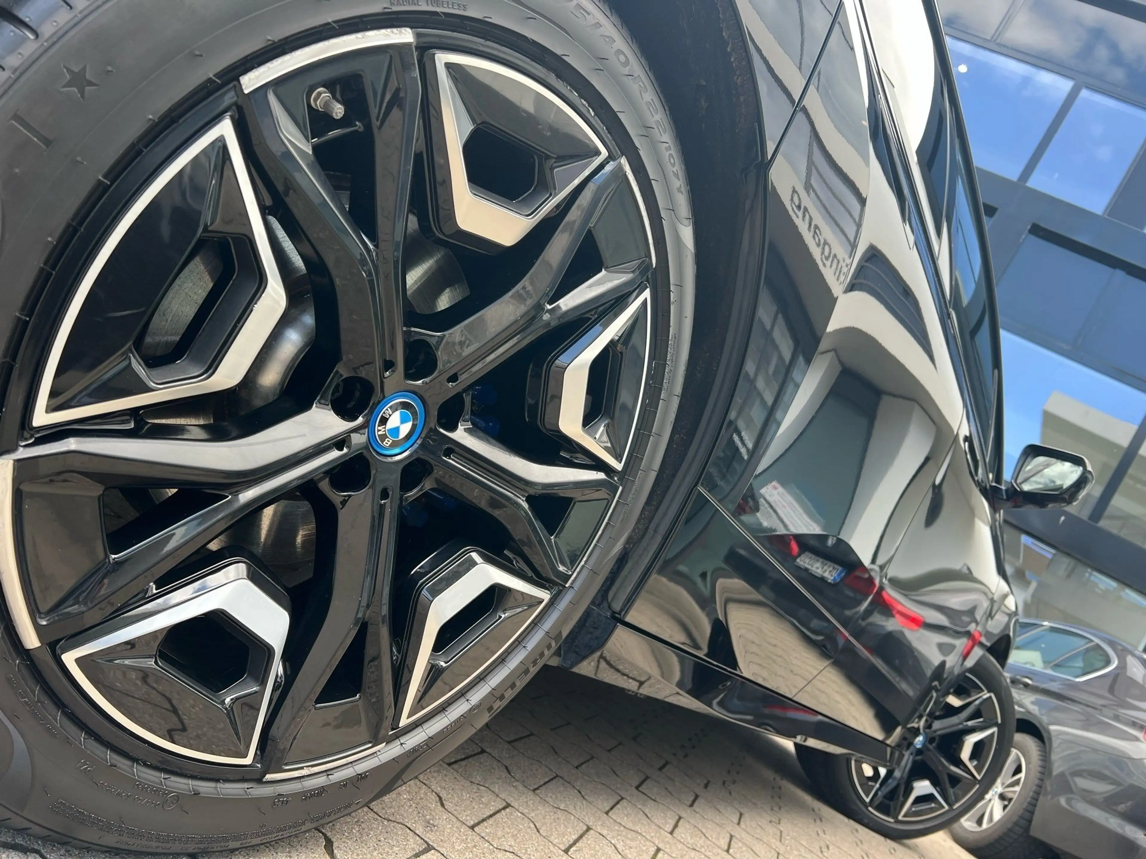 BMW iX xDrive40 M Sport Laser DA Prof PA Prof HuD HK — photo 4