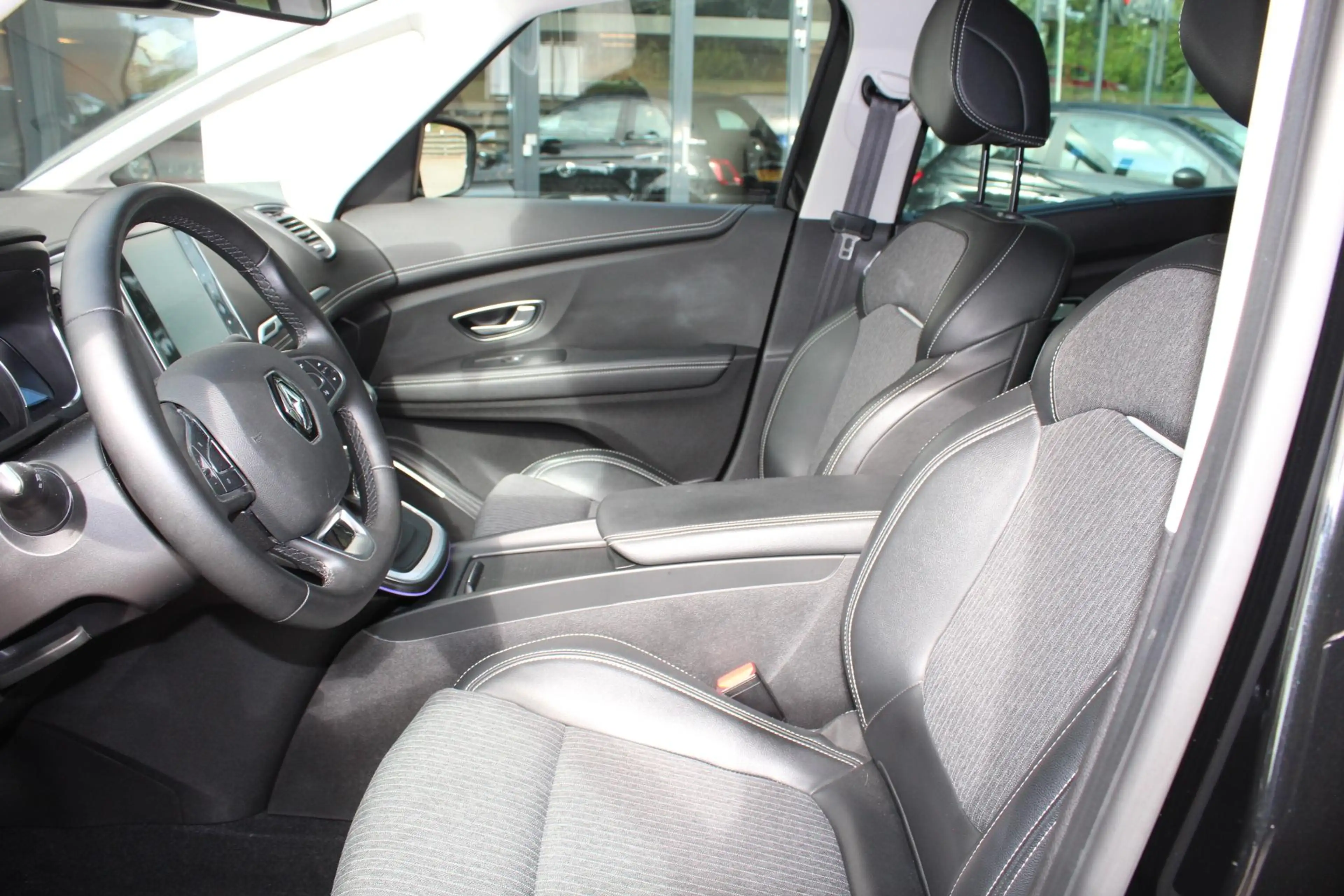 Renault Scenic 1.3 TCe Techno 140 pk Automaat — photo 5