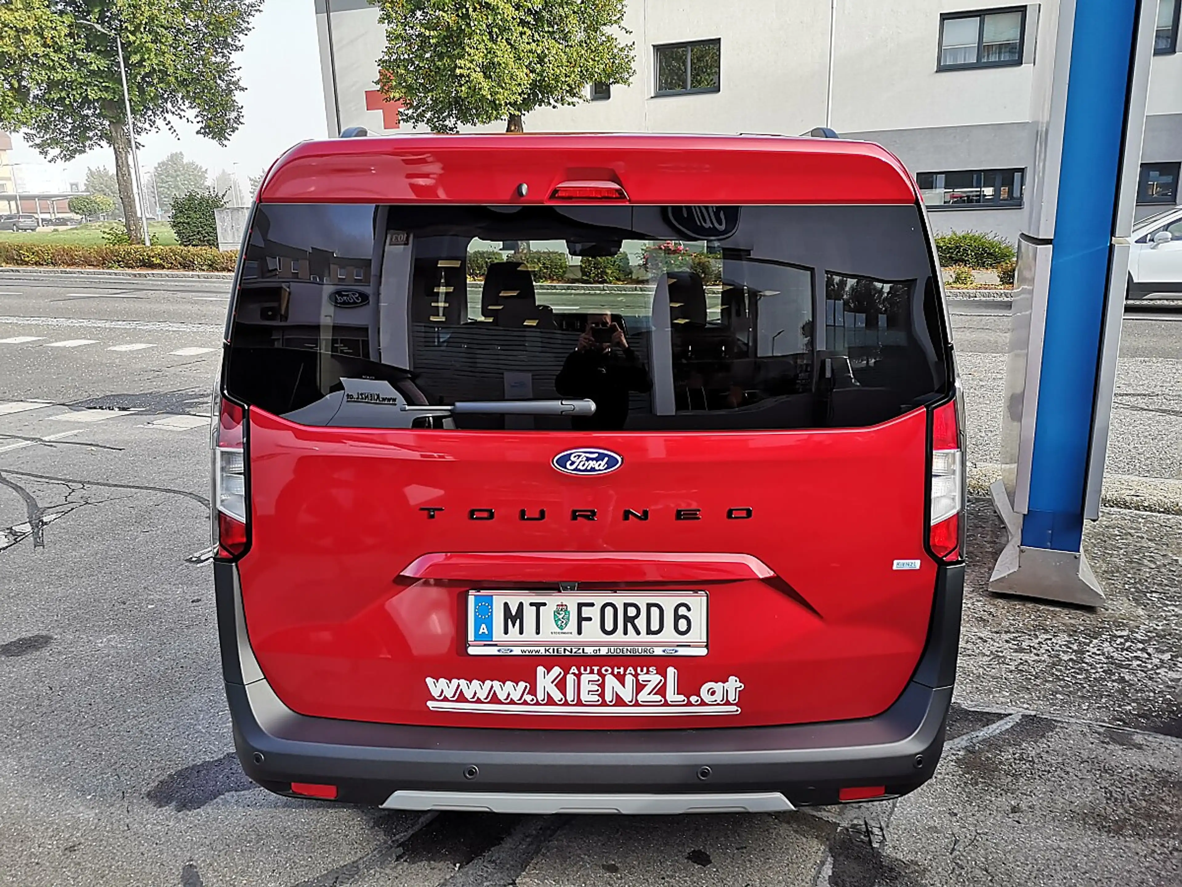 Ford Tourneo Courier 1,0 EcoBoost Active Aut. — photo 4