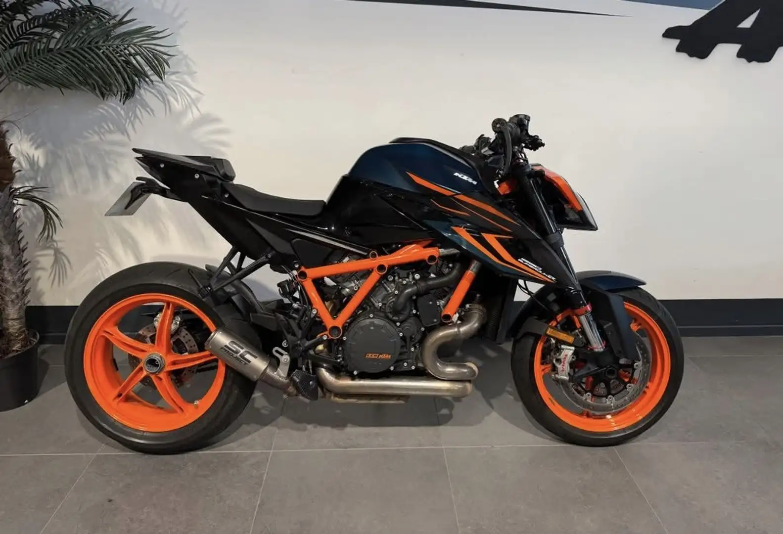KTM 1290 Super Duke R - 1