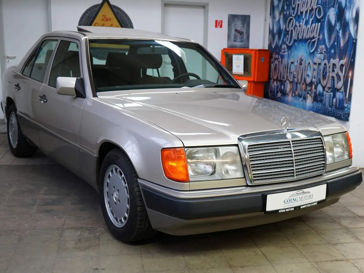Mercedes-Benz E 230 W124 aus 2. Hand mit H-Kennzeichen Silber - 2
