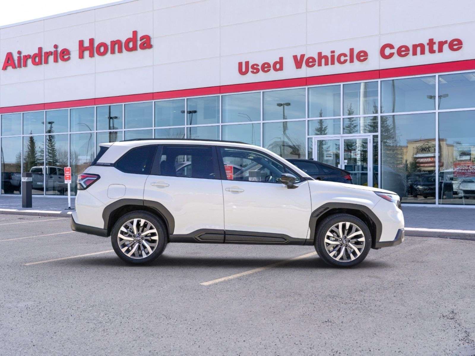 2025 Subaru Forester Leather, Sunroof, Low kms, loaded! — снимка 1