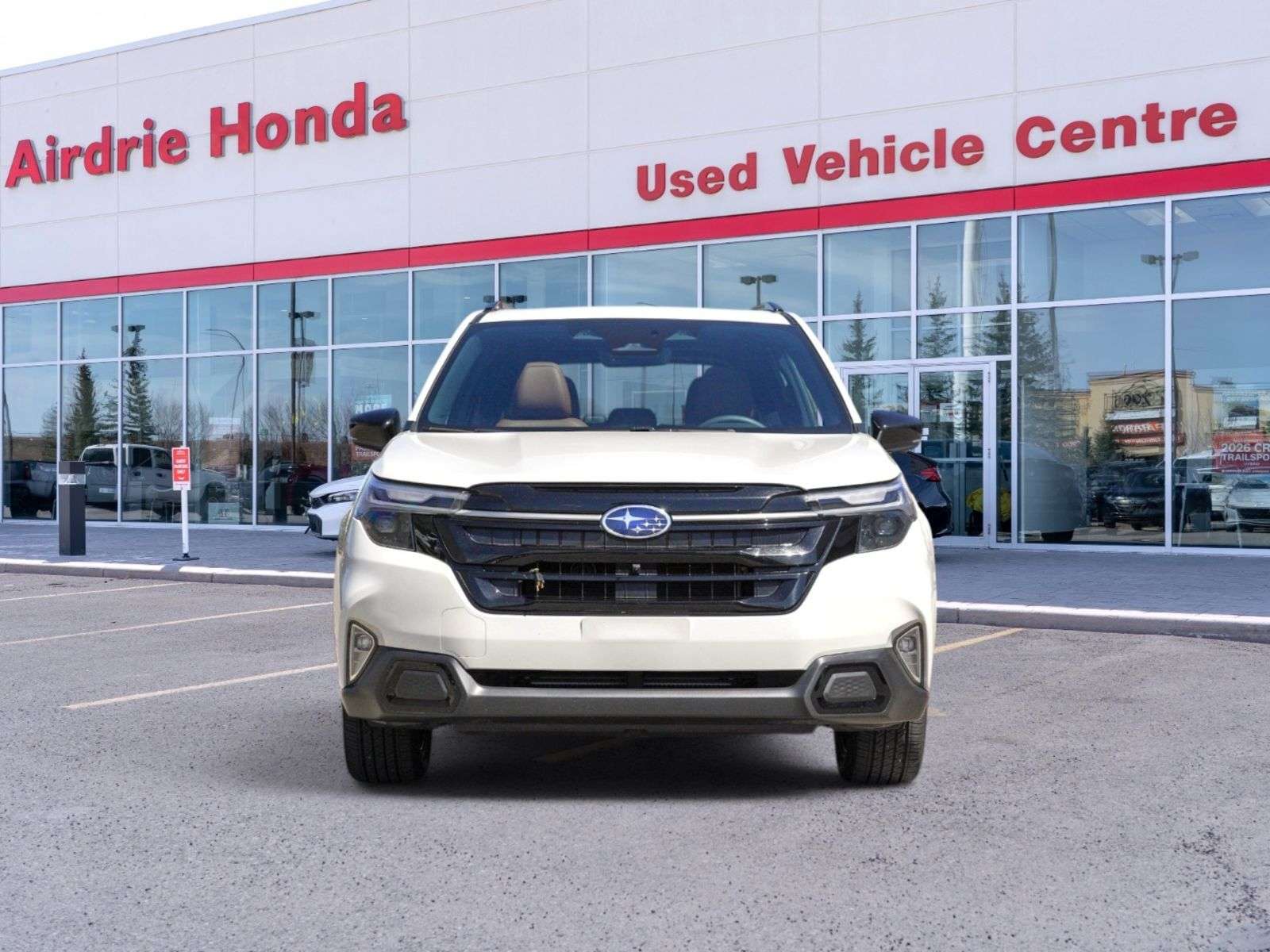 2025 Subaru Forester Leather, Sunroof, Low kms, loaded! — снимка 1