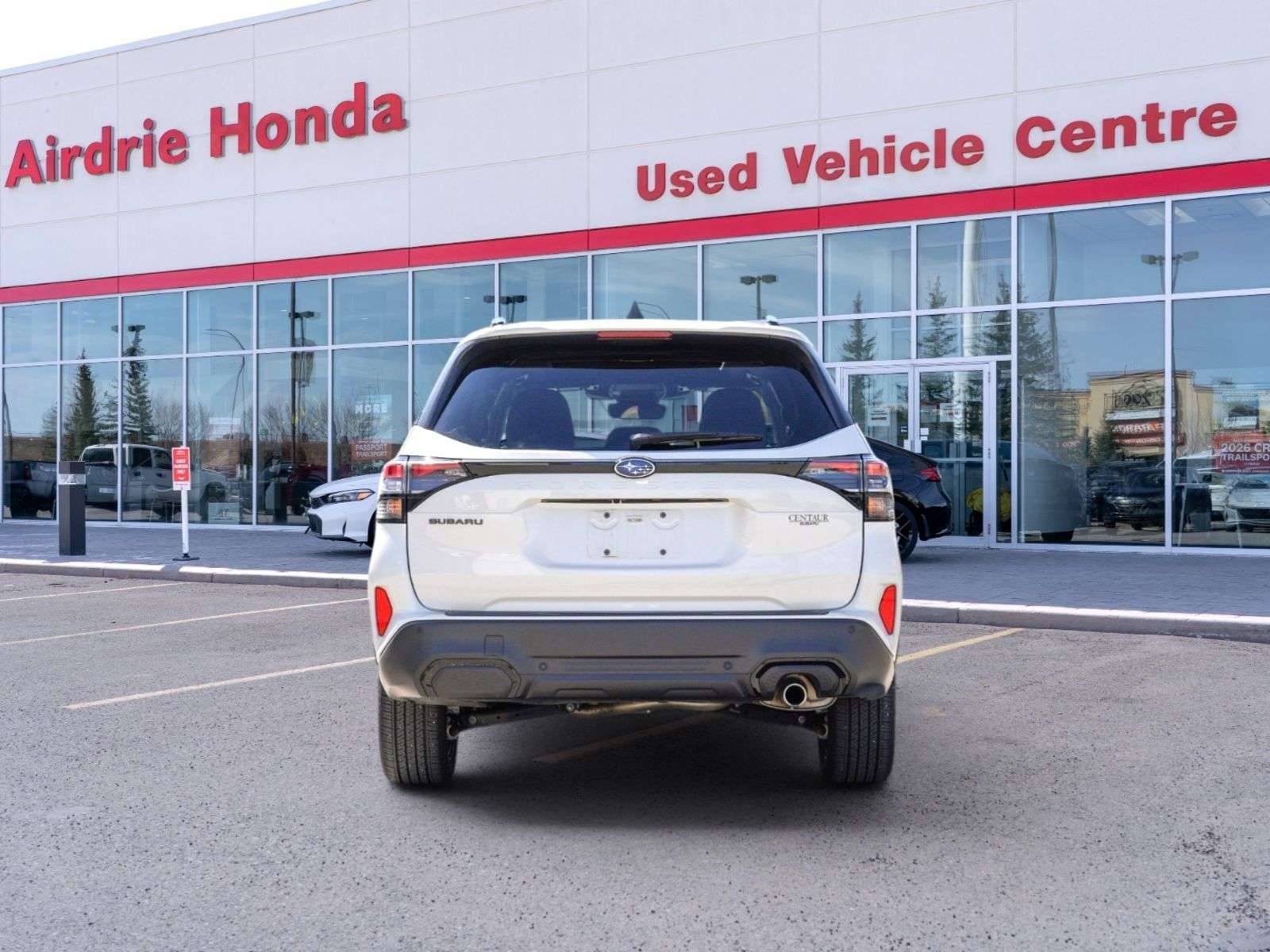 2025 Subaru Forester Leather, Sunroof, Low kms, loaded! — снимка 1