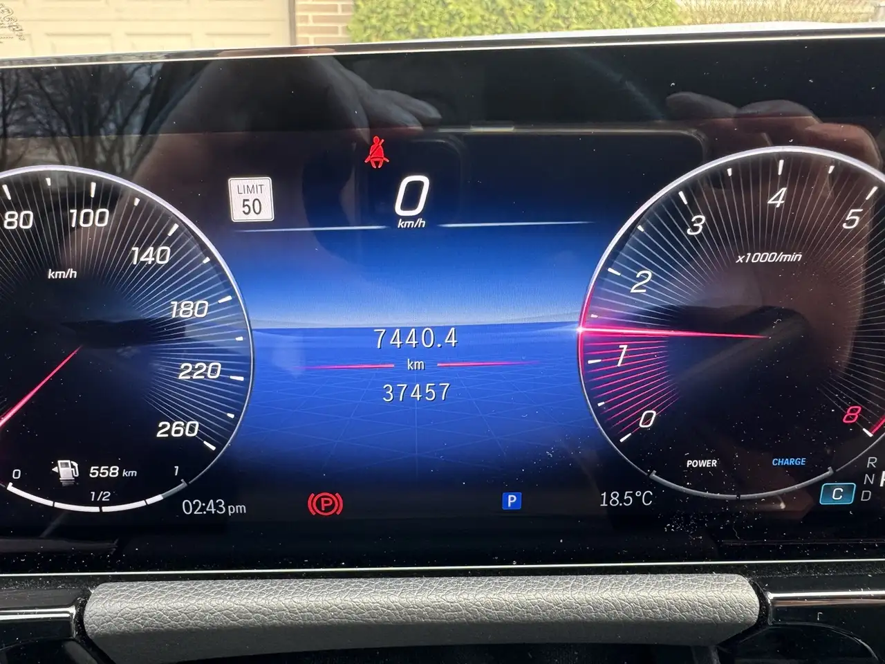 Mercedes-Benz GLA снимка Mercedes-Benz GLA