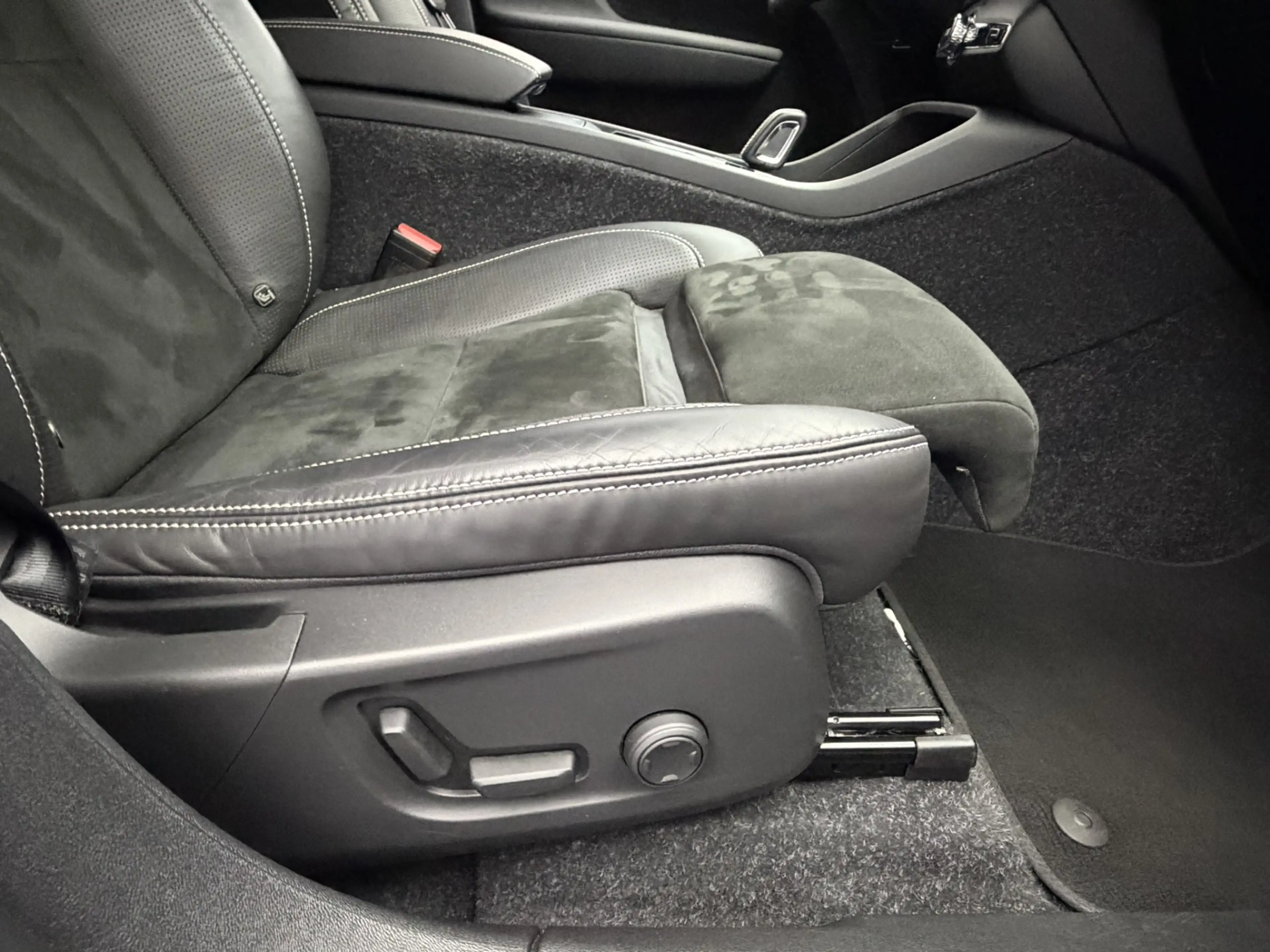 Volvo XC40 Recharge P8 AWD R-Design 408PK SOH 93,3% | Trekhaa — photo 17