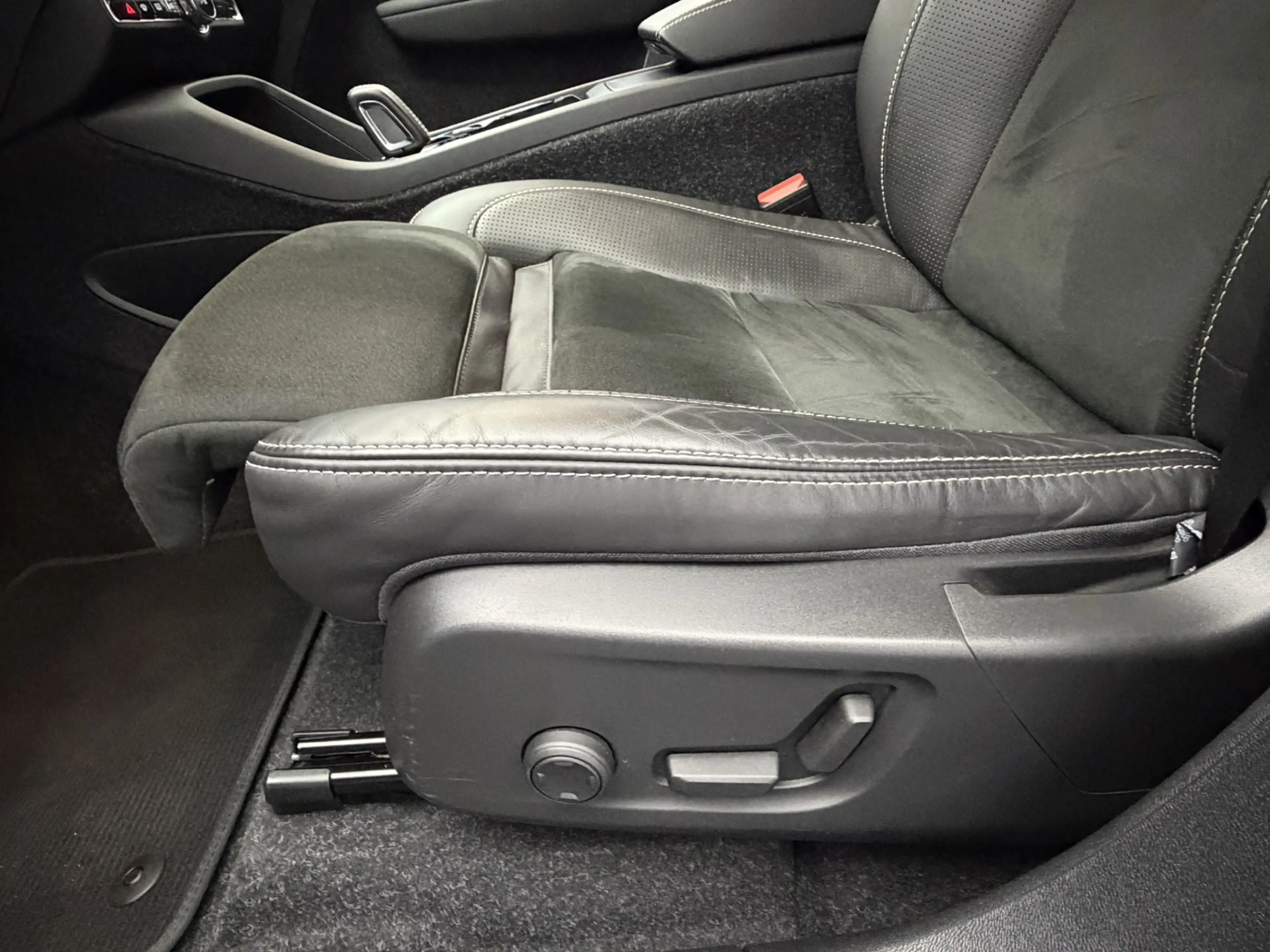 Volvo XC40 Recharge P8 AWD R-Design 408PK SOH 93,3% | Trekhaa — photo 9