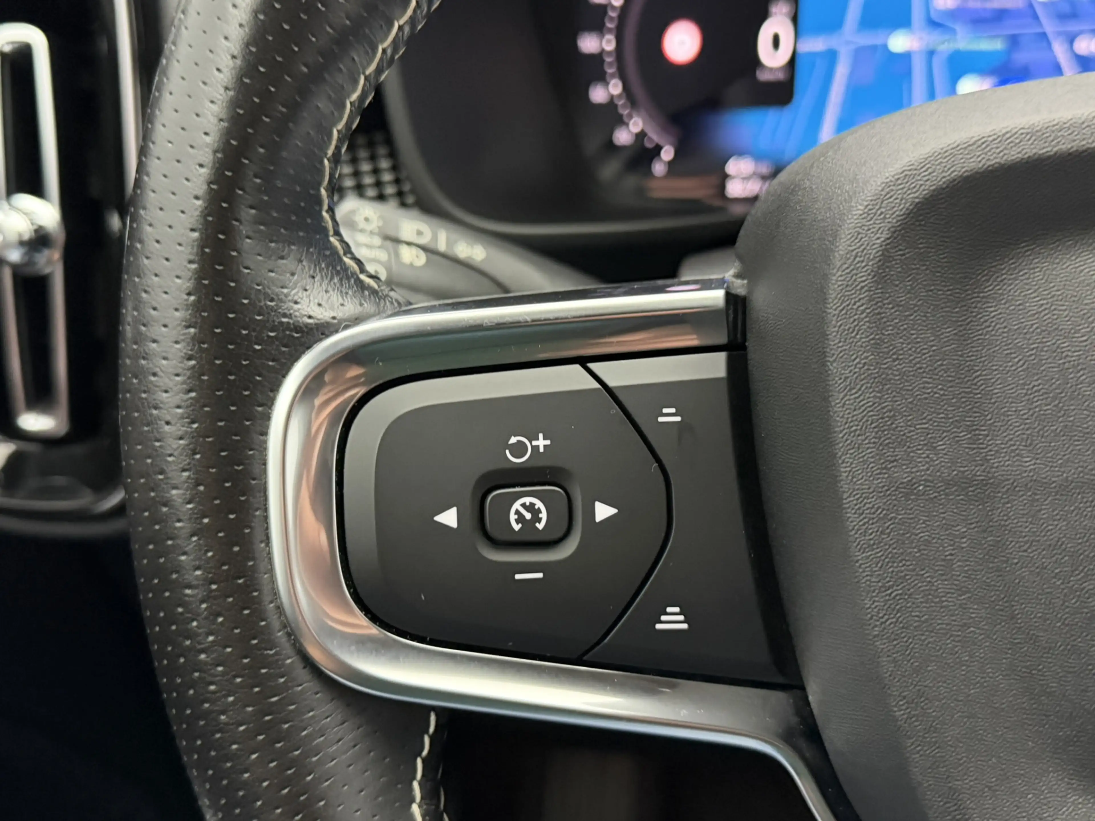 Volvo XC40 Recharge P8 AWD R-Design 408PK SOH 93,3% | Trekhaa — photo 26