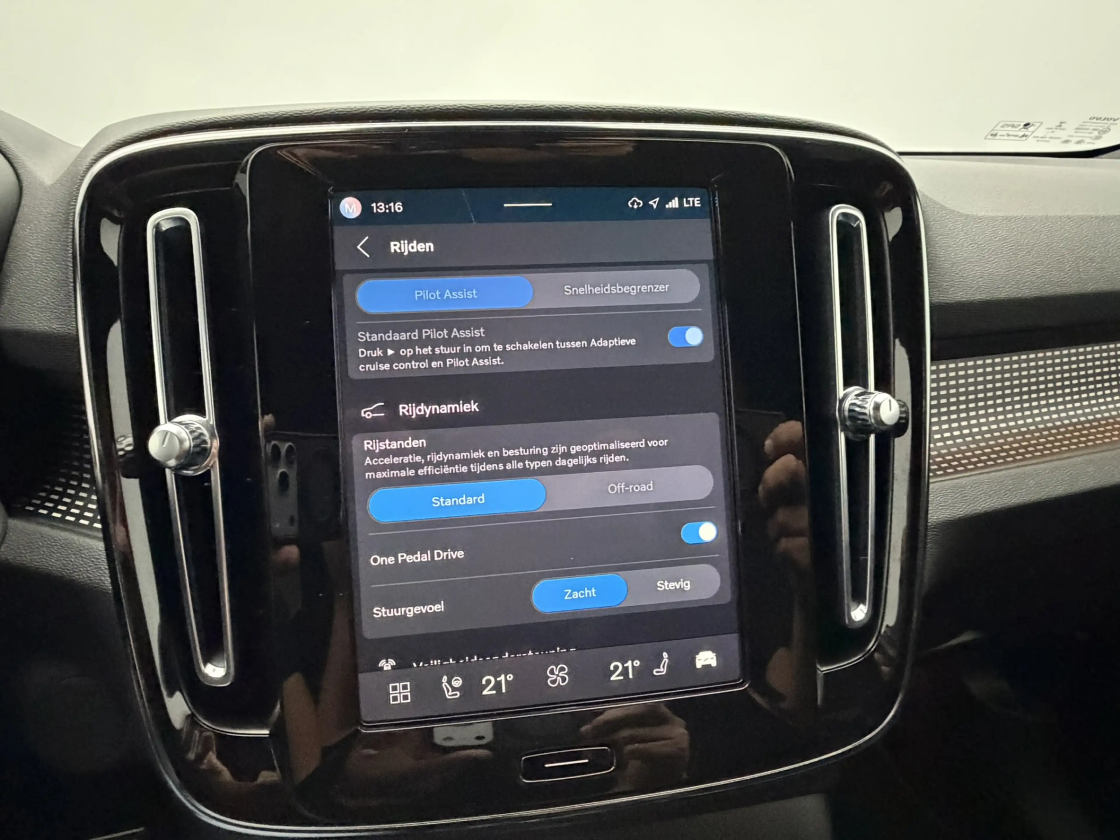 Volvo XC40 Recharge P8 AWD R-Design 408PK SOH 93,3% | Trekhaa — photo 18