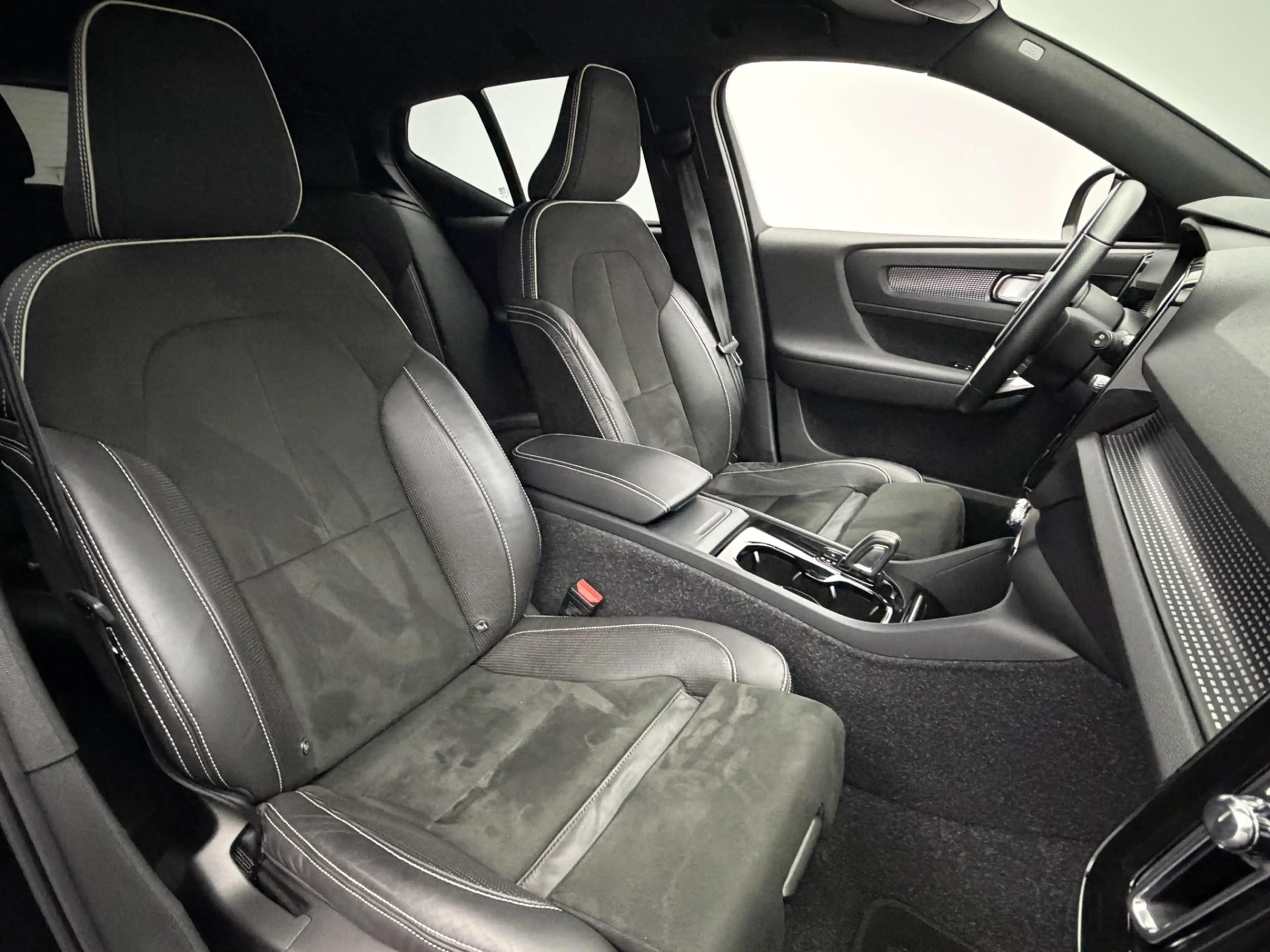 Volvo XC40 Recharge P8 AWD R-Design 408PK SOH 93,3% | Trekhaa — photo 15