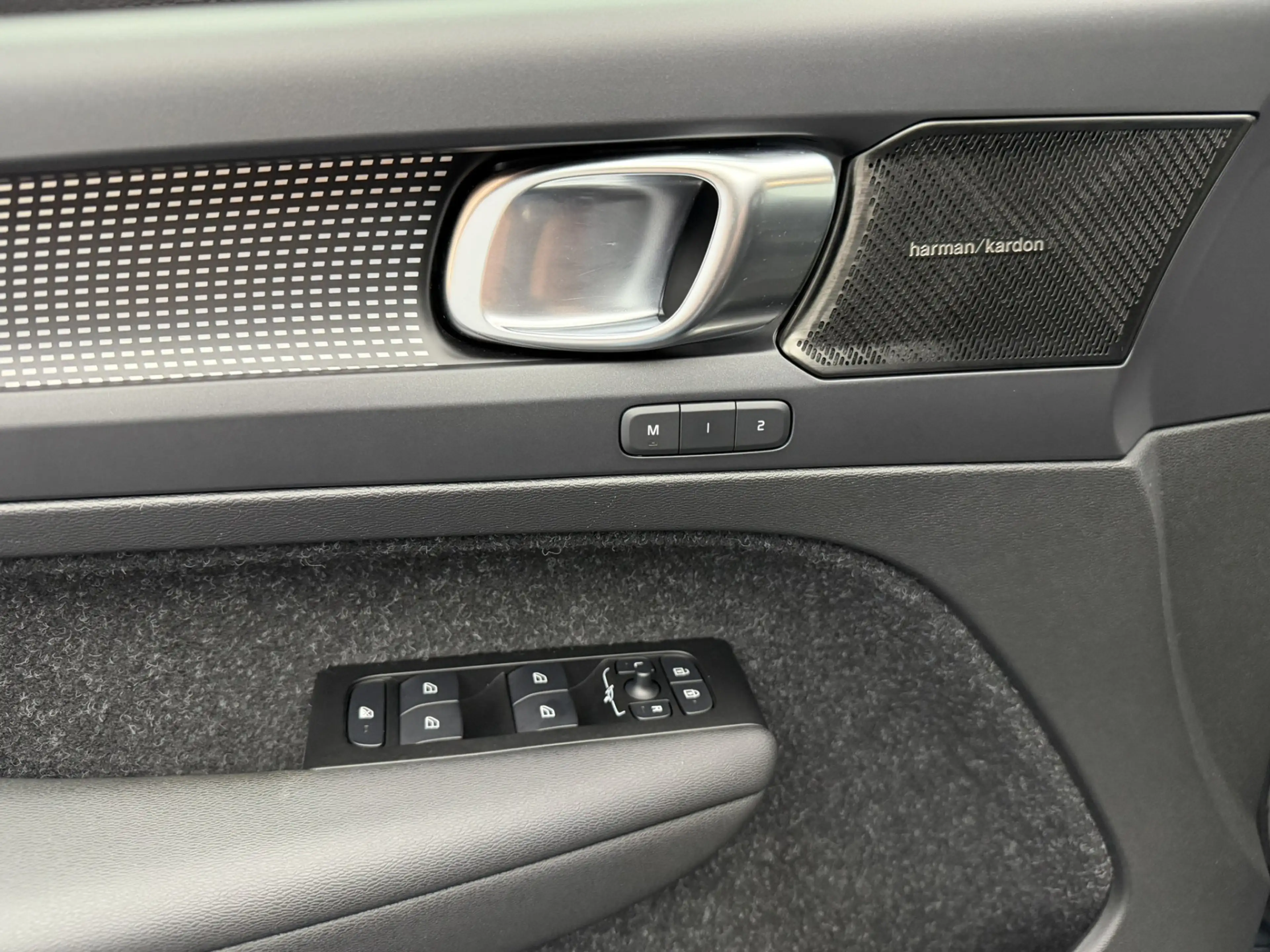 Volvo XC40 Recharge P8 AWD R-Design 408PK SOH 93,3% | Trekhaa — photo 10