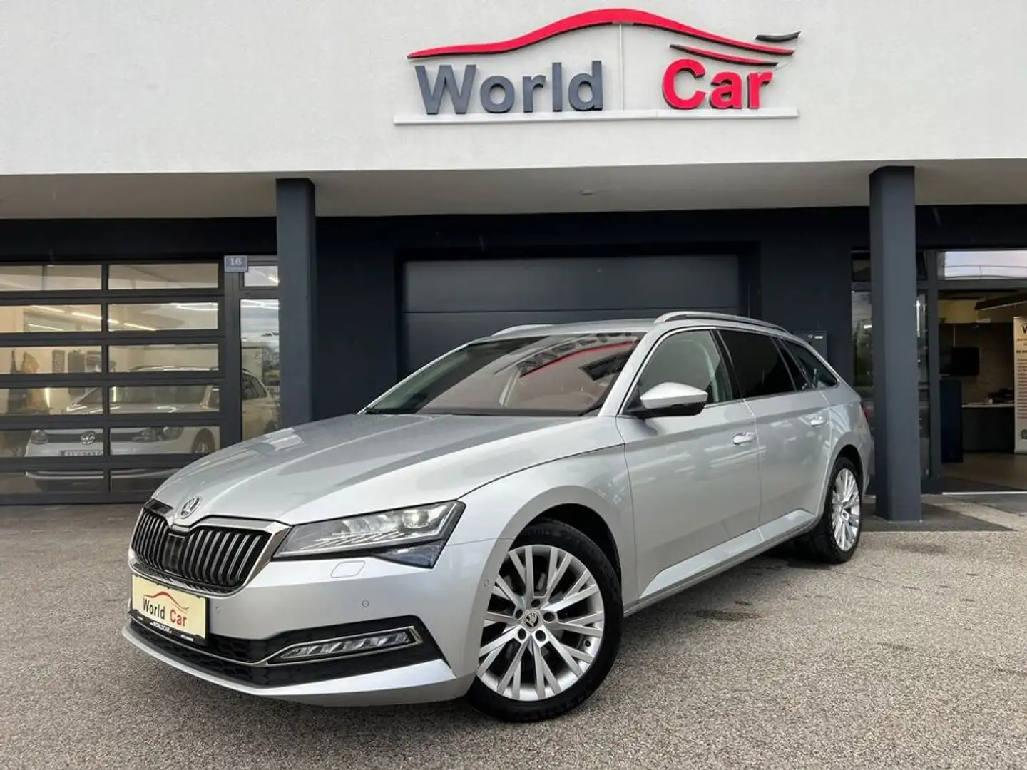 Skoda Superb Kombi 2,0 TDI Style DSG Matrix-Virtual-AHK Silber - 1