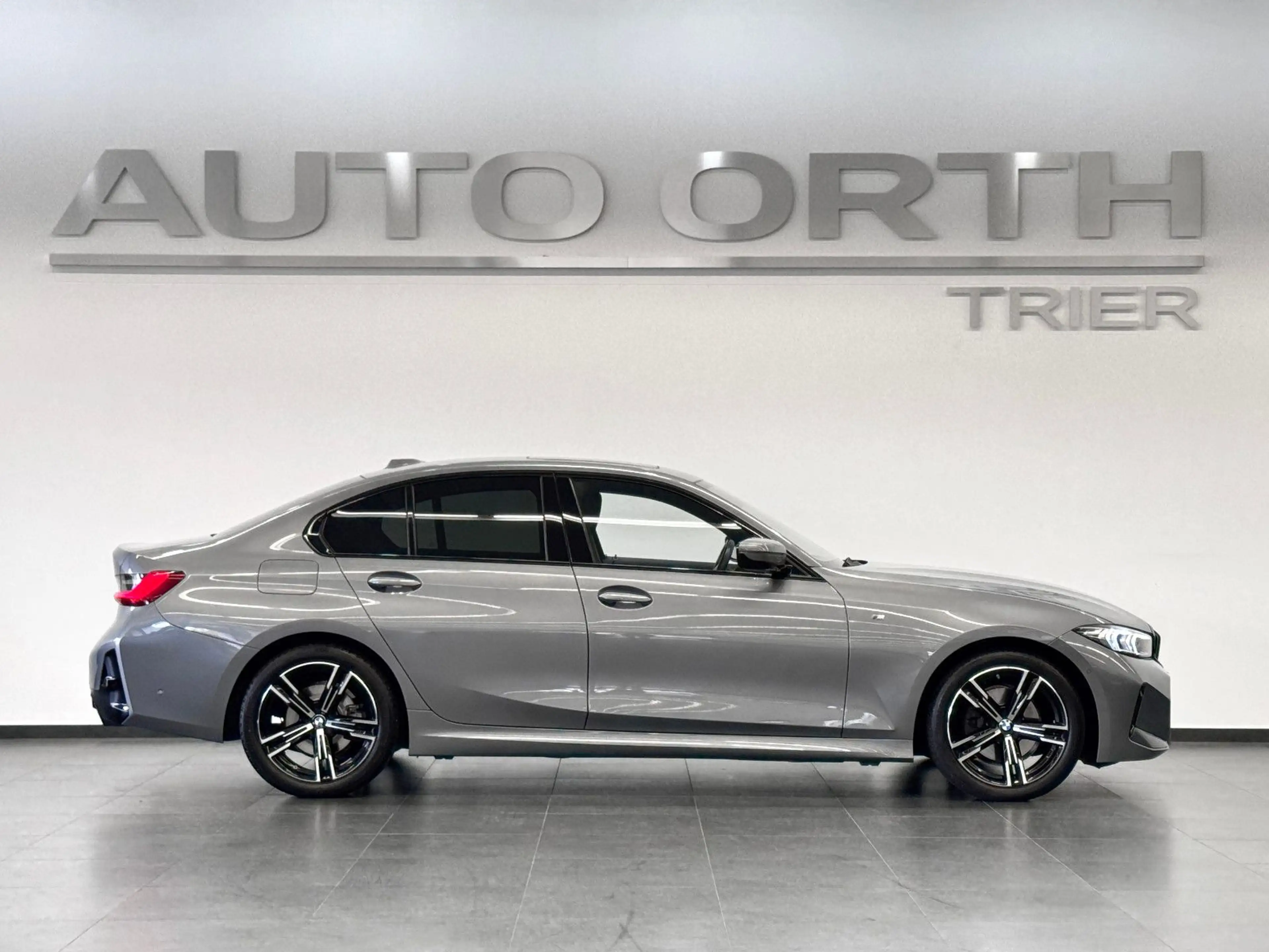 BMW 320 i SP-AUT. M-SPORT LC-PROF HUD SD KAMERA HIFI — photo 7