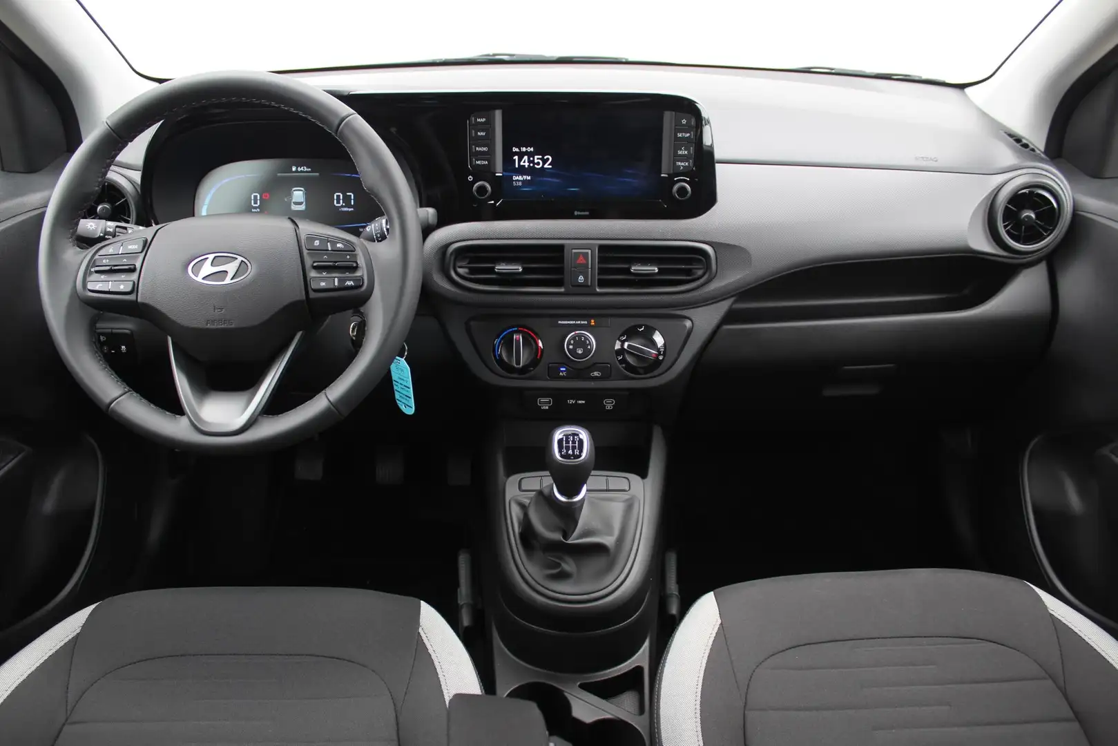 Hyundai i10 1.0 Comfort Smart 5-zits / Navigatie + Apple Carpl Zwart - 2