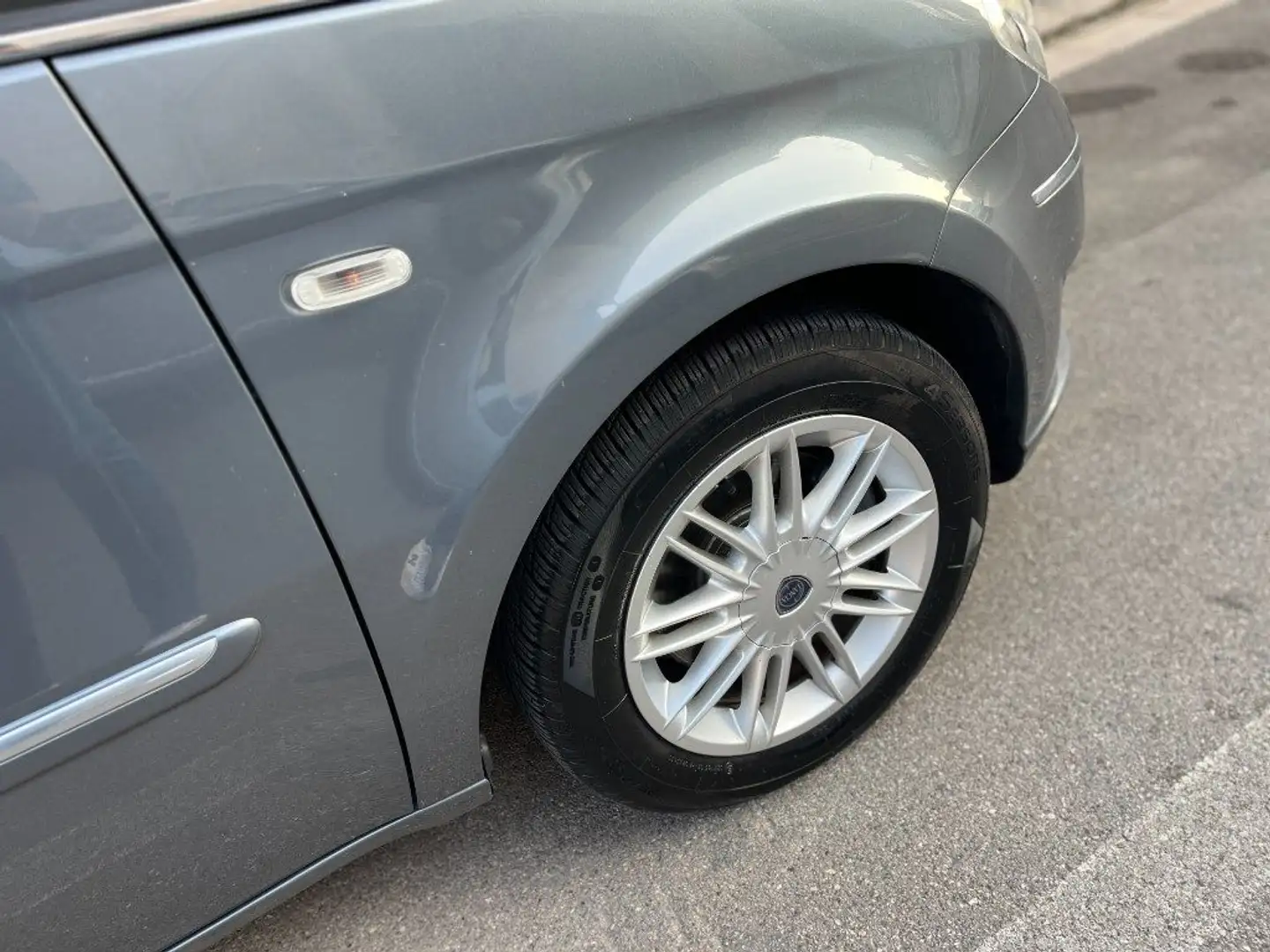 Lancia MUSA 1.3 Mjt 95 CV Gold Gris - 2