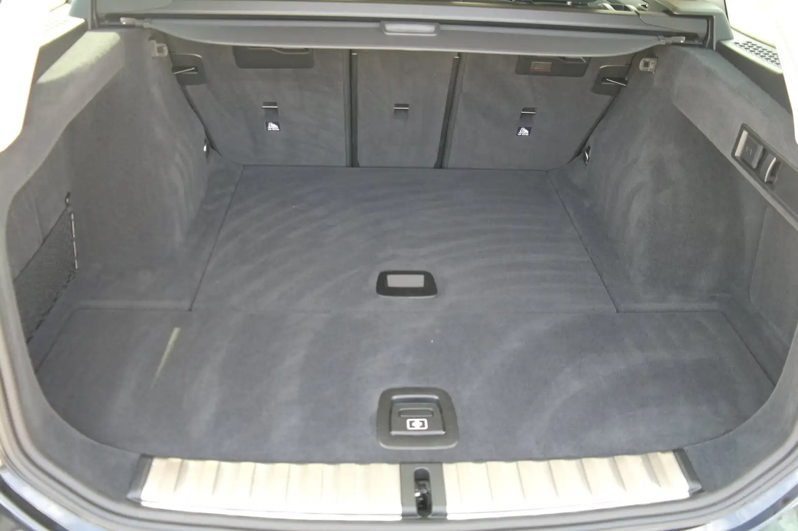 BMW 320 320d xDrive Schwarz - 2