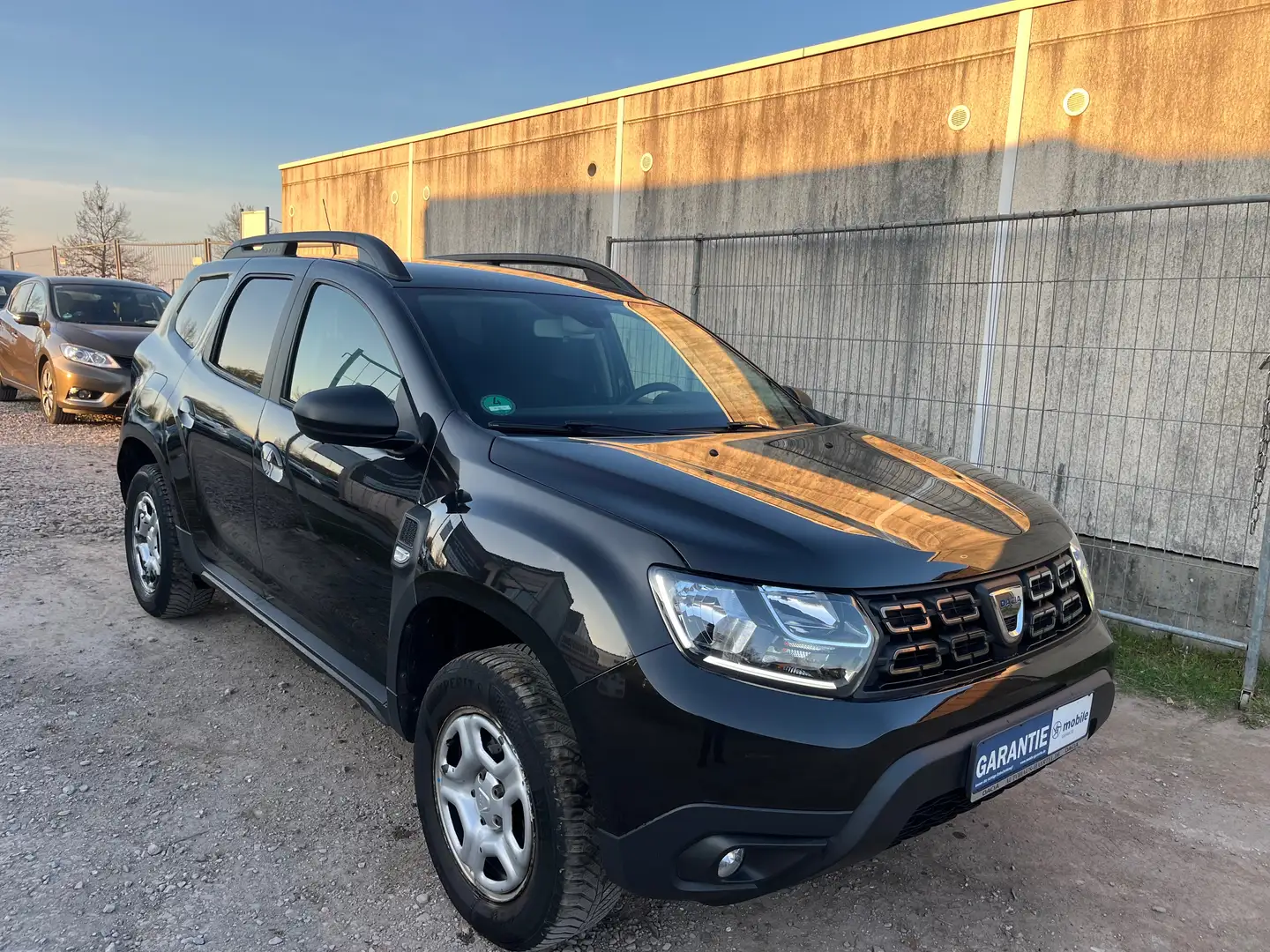 Dacia Duster (STEUERKETTE NEU) NAVI+KAMERA+AHK+SHZ Schwarz - 1