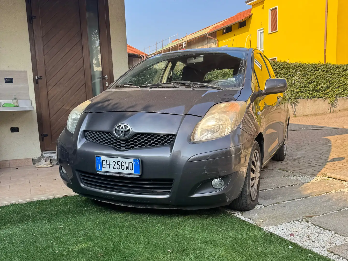 Toyota Yaris Yaris II 2005 5p 1.3 (dual) Sol c/vsc+trc m-mt - 2