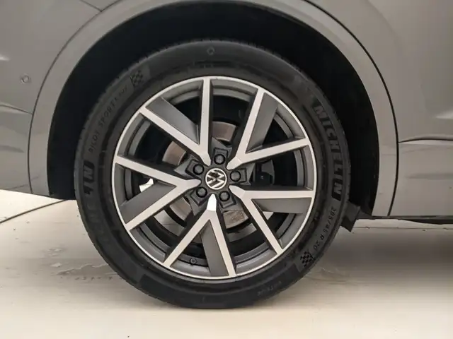 Volkswagen Touareg view 9
