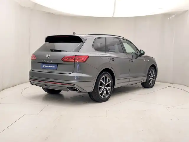 Volkswagen Touareg view 4