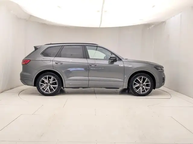Volkswagen Touareg view 3