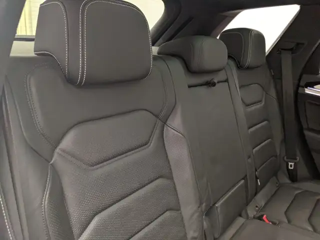 Volkswagen Touareg view 8