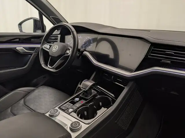 Volkswagen Touareg view 6