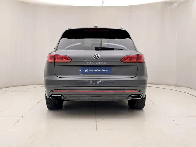 Volkswagen Touareg view 5