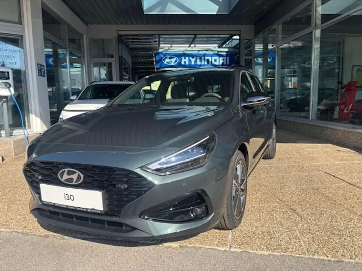 Hyundai i30 Kombi 1,6 TGDI Go! Plus DCT Grün - 1