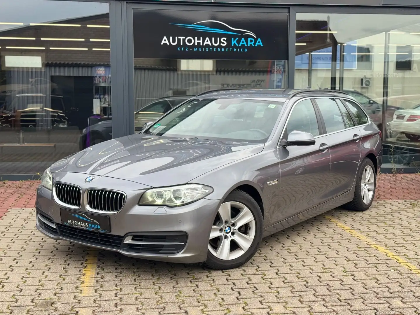 BMW 520 d xDrive Grau - 1