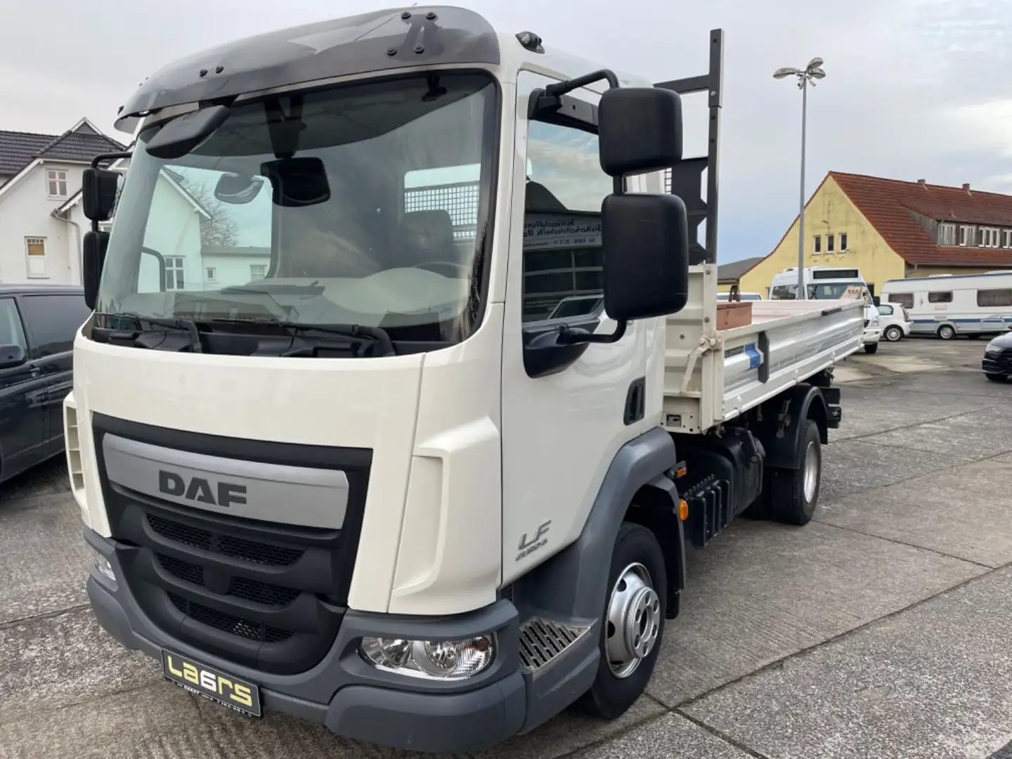 DAF LF 210 FA Dreiseitenkipper / 2 x AHK Weiß - 1