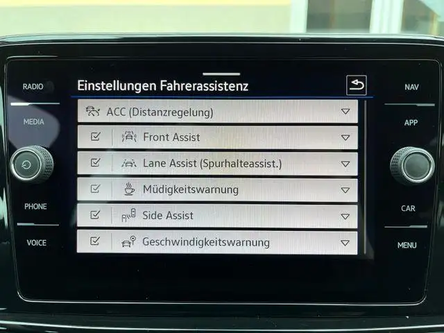 Volkswagen T-Roc view 13