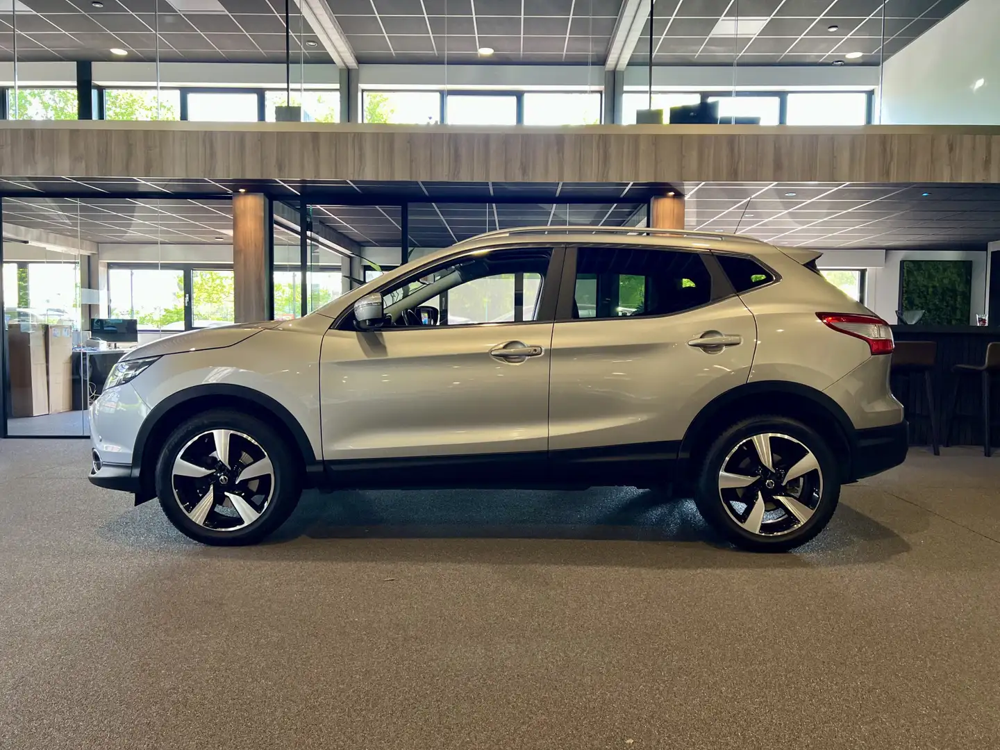 Nissan Qashqai 1.5 dCi Tekna Automaat | Panorama | Navi | Camera Zwart - 2