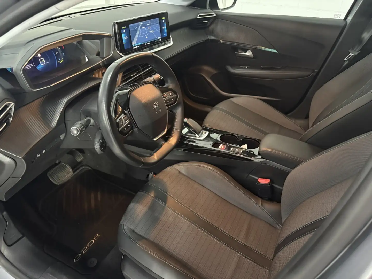 Peugeot e-208 EV Allure 50 kWh *Dig.Dash*Apple Carplay* Grijs - 2