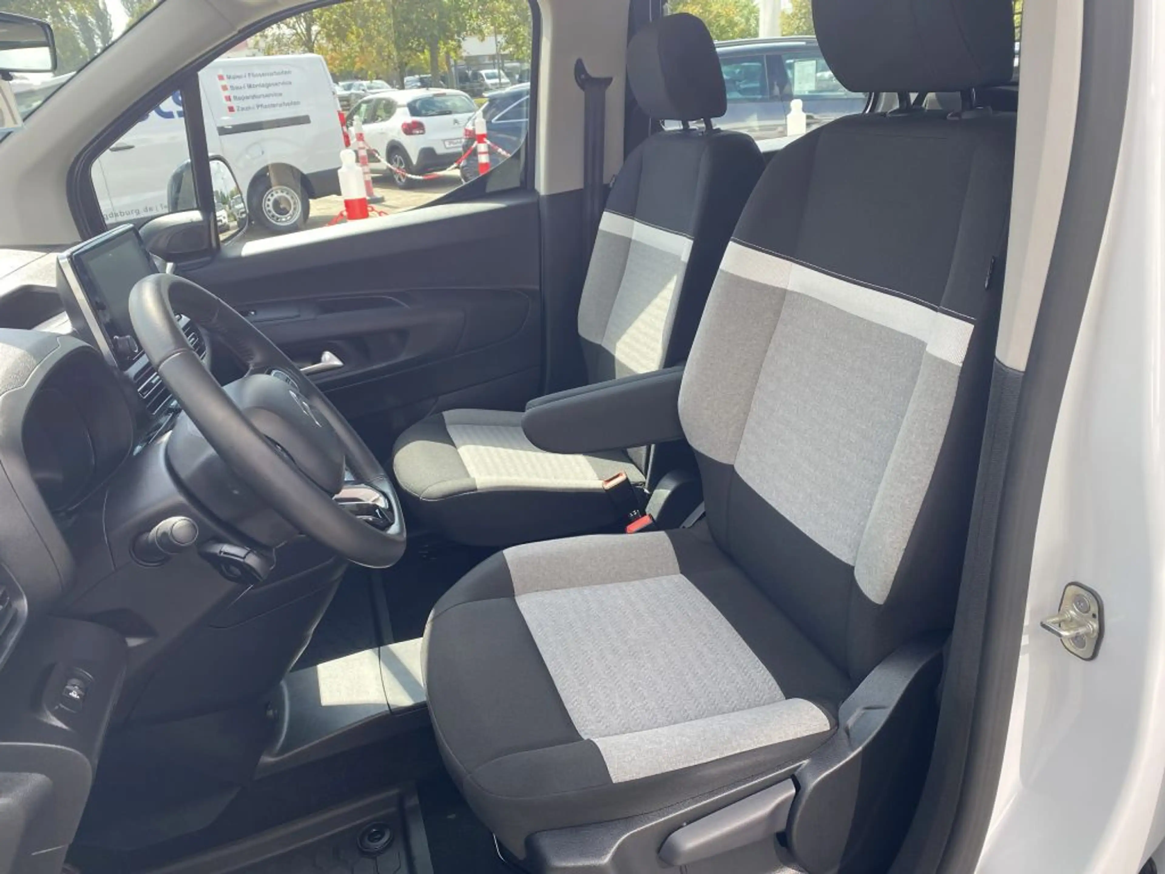 Citroen Berlingo M PureTech 110 FEEL *Keyless*Touch 8 Zoll*PDC*CP* — photo 8