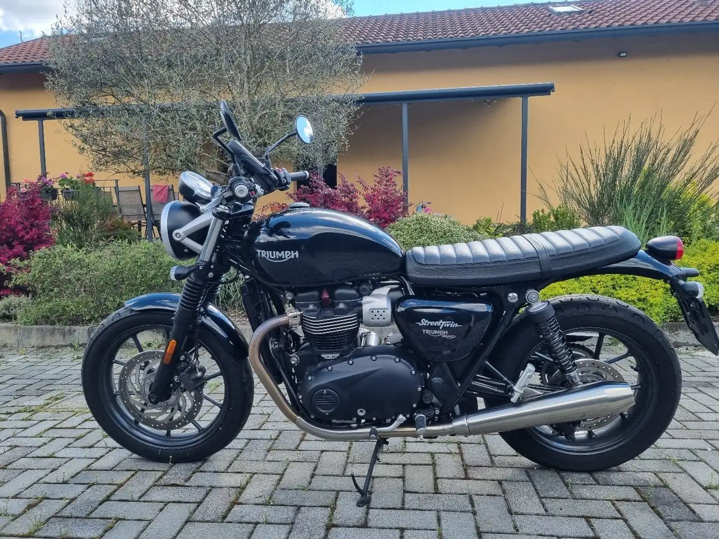 Triumph Street Twin Triumph Street Twin 8.000km Affare Usato da Donna Noir - 1