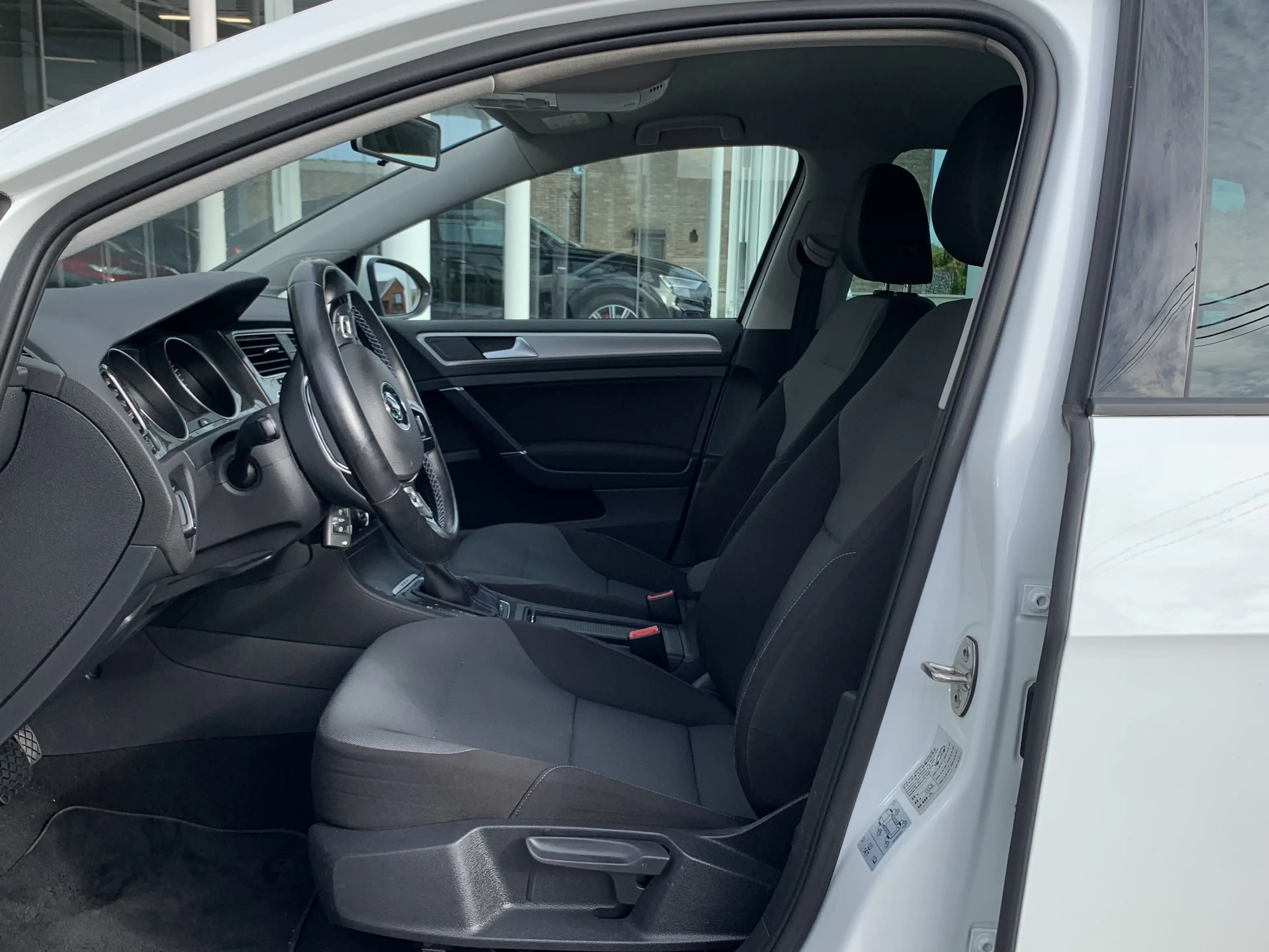 Volkswagen e-Golf 100% Electrique / Xenon / Grand Gps / Garantie — photo 12