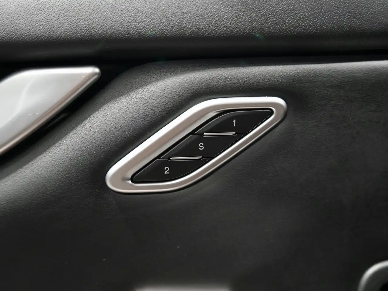 Maserati Ghibli снимка Maserati Ghibli