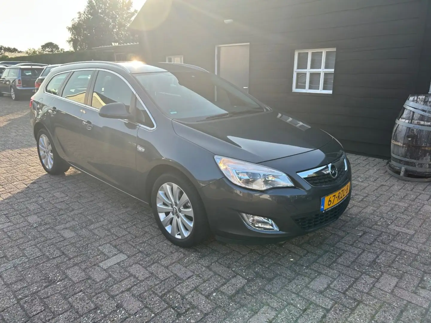 Opel Astra 1.4 Turbo Cosmo Grijs - 1