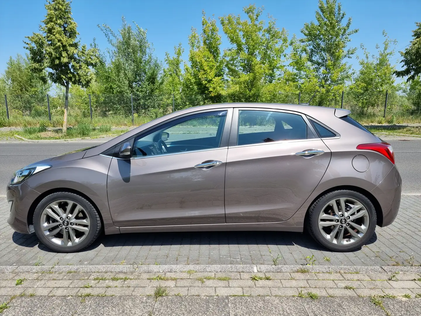 Hyundai i30 i30 blue 1.6 CRDi YES! Gold Grau - 2