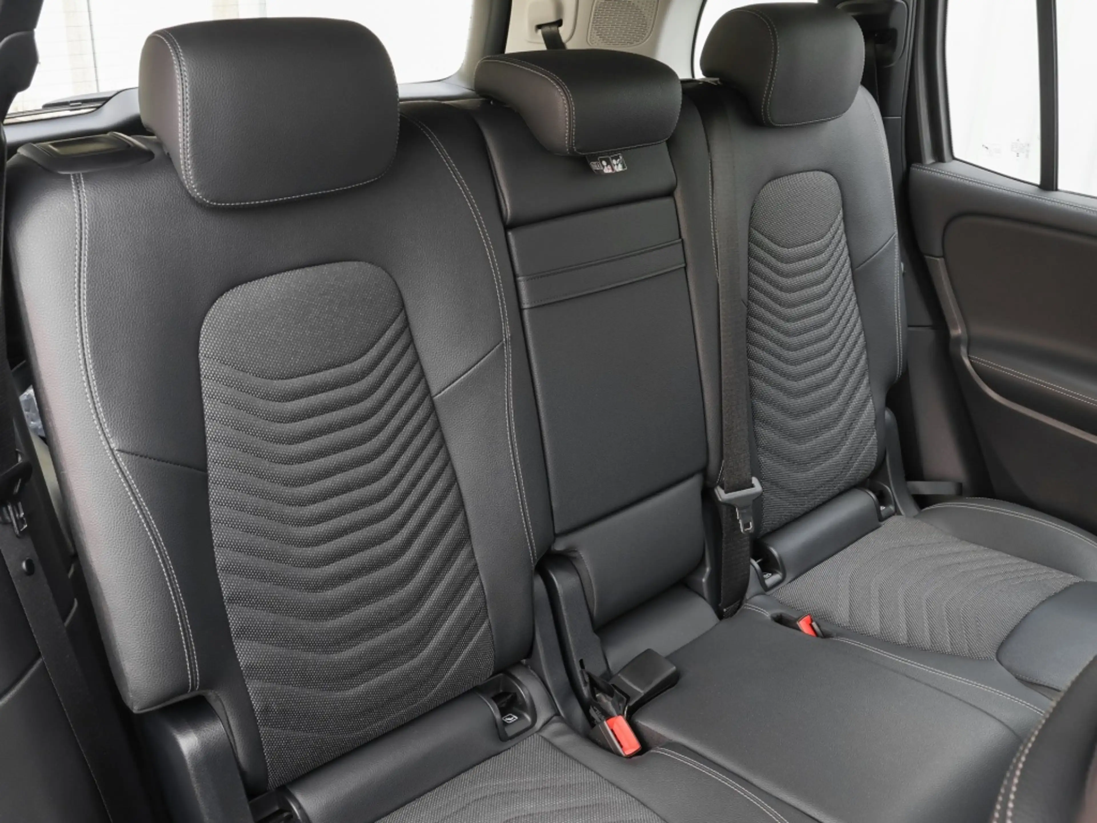 Mercedes-Benz EQB 250 + Progressive/360/Distr/7.Sitzer/Keyl/18" — photo 5
