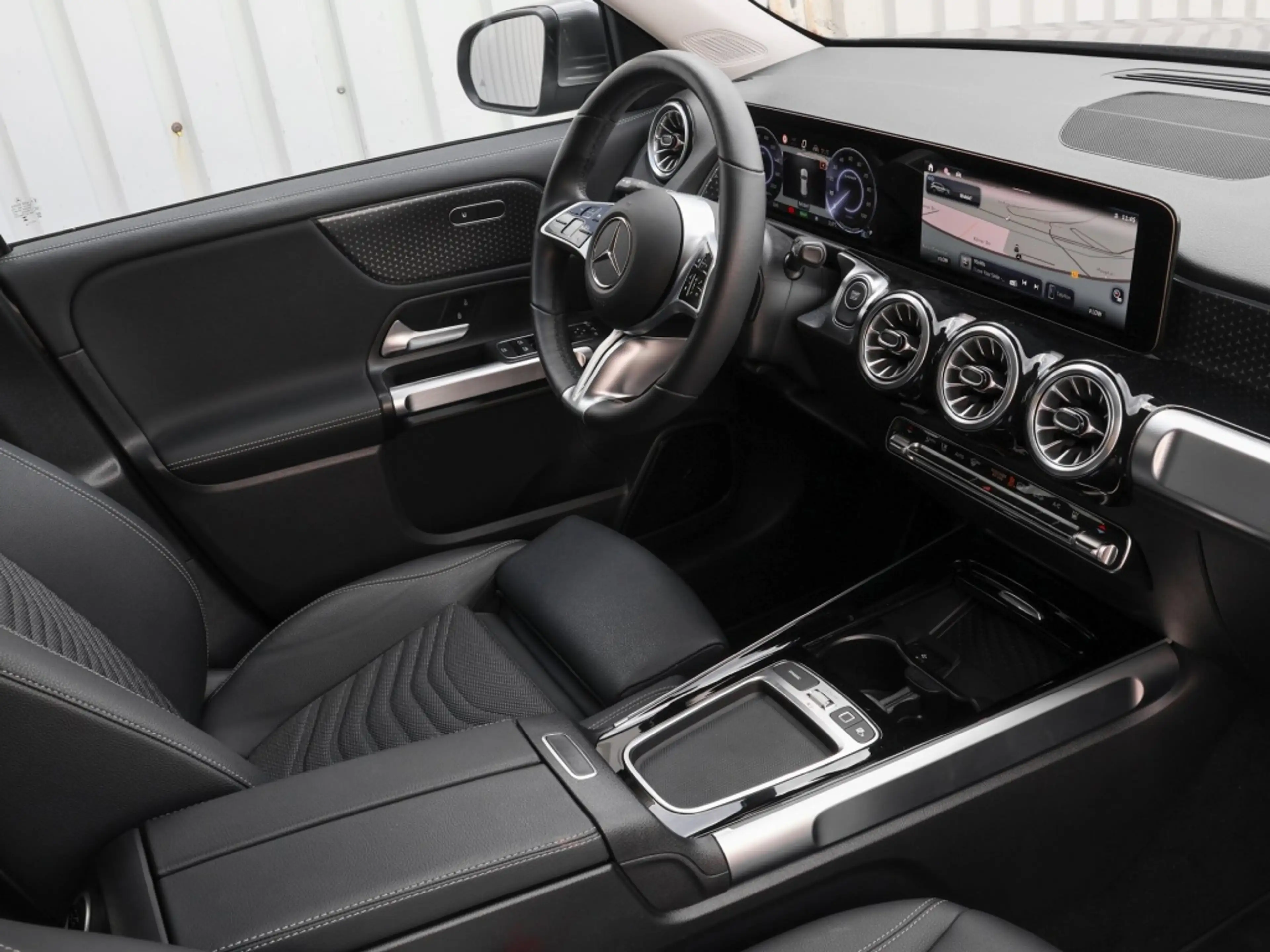 Mercedes-Benz EQB 250 + Progressive/360/Distr/7.Sitzer/Keyl/18" — photo 4