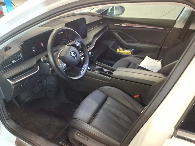 Skoda Superb L&K TDI 4x4 STNDHZ PANO AHK SITZBLF 360° — photo 6